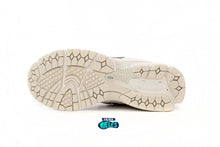 Cargar imagen en el visor de la galería, New Balance 2002R Beige
