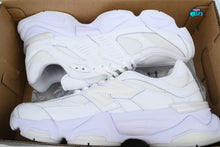 Cargar imagen en el visor de la galería, New Balance 9060 Triple White
