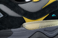 Cargar imagen en el visor de la galería, New Balance 9060 Black Yellow
