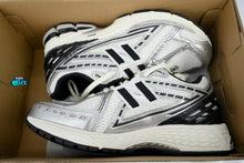 Cargar imagen en el visor de la galería, New Balance 1906R Silver Black
