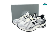 Cargar imagen en el visor de la galería, New Balance 1906R Silver Black

