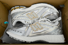 Cargar imagen en el visor de la galería, New Balance 1906R White Rain Cloud Silver Metallic
