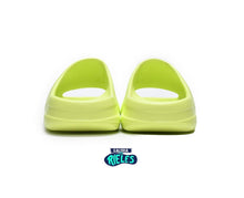 Cargar imagen en el visor de la galería, Yeezy Slide &#39;Glow Green&#39;
