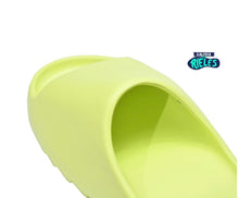 Cargar imagen en el visor de la galería, Yeezy Slide &#39;Glow Green&#39;
